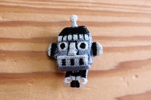 LM (エルム) / ブローチ ロボット (ブラック) / 立体刺繍アクセサリー