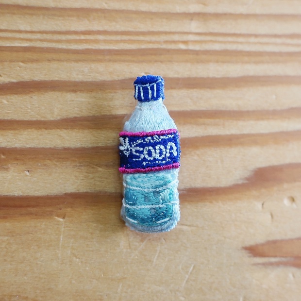 LM (エルム) / ブローチ ペットボトル ブルー / 立体刺繍アクセサリー